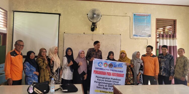 Dorong Guru Tingkatkan Publikasi Ilmiah; Dosen Universitas PGRI Sumbar Lakukan Pengabdian
